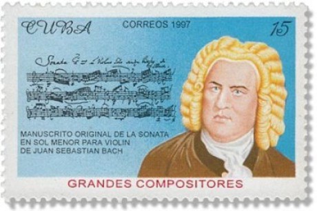 Auf der querformatigen blauen Briefmarke hat Johann Sebastian Bach eine gelbe Perücke und ist rechts im Bild. Links sieht man eine Seite Noten einer Sonate in seiner Handschrift.