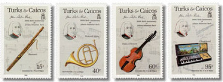 Auf vier leicht grauen hochformatigen Briefmarken ist jeweils oben links das gleiche Portrait von Johann Sebastian Bach, daneben und tiefer sind vier Instrumente.