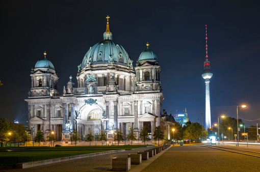 In Berlin gibt es vier Bachchöre und Bachorchester. Im Bild als Nachtaufnahme sieht man vorne links im Bild den Dom in Berlin, rechts dahinter der Fernsehturm im Hintergrund..