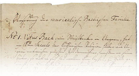 Auf dem Bild sieht man die oberen fünf Zeilen des "Ursprung der musicalisch-Bachischen Familie" von 1735 in der Handschrift von Bachs Enkelin. Es sind Überschrift und die Zeile und No. 1, Vitus Bach.