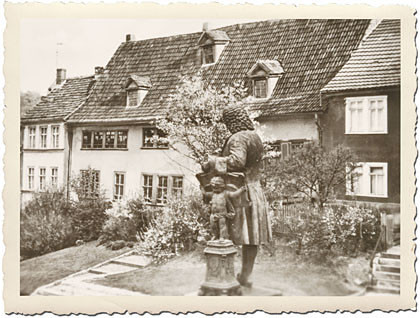 Das zweite Bild im Kapitel Steckbrief ist auf dem alten Foto mit Riffelrand das Bachhaus Eisenach und das Denkmal von Johann Sebastian Bach von der Rückseite. Es ist ungewöhnlich fotografiert, nämlich über den Rücken des Komponisten Richtung Frauenplan.