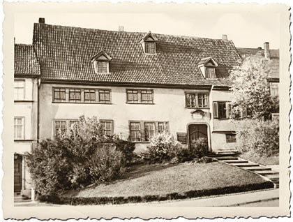 Das dritte Motiv zum Steckbrief wieder als schwarz-weißes Bild mit weißem Riffelrand: man sieht das Bachhaus Eisenach bildfüllend: Hier wohnte Johann Sebastian Bach 10 Jahre.
