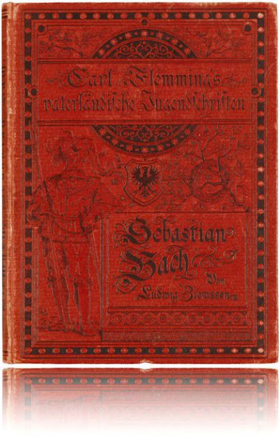 Ein antiquarisches Buch über Bach in auffälligem Rot von Carl Flemming mit dem Titel Johann Sebastian Bach. Ein Landsknecht ist abgebildet.