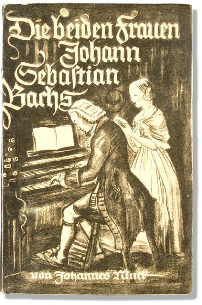 Ein historisches Bach-Buch in einem bräunlichen Ton ist abgebildet. Der Titel: Die beiden Frauen von Johann Sebastian Bach. Auf weißem Grund wirft das Buch einen kleinen Schatten: Bach sitzt an der Orgel, man sieht ihn von der Seite, dahinter steht eine j