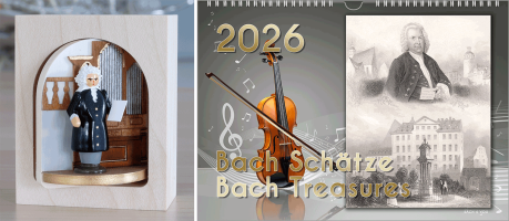 Ein Querformatbild ist in der Mitt senkrecht geteilt. Links ist eine kleine Holzbox, die an einer Seite offen ist. (... in ihr ist auf einer runden Scheibe Bach vor einer Orgel. Die runde Scheibe lässt sich drehen. Rechts ist ein Bach-Kalender mit einer h