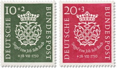 Zwei Briefmarken der Deutschen Post. Es ist links eine dunkelgrüne, rechts eine rote. Man sieht jeweils das Bach-Logo mit der Krone mit 7 Zacken. Darunter steht jeweils Siegel von Johann Sebastian Bach und darunter sein Sterbedatum.