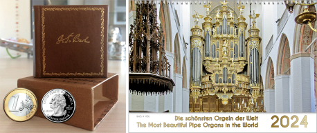 Orgelkalender und kleinste Bach-Biografie auf der Welt. In einem extremen Querformat ist links die kleine Bach-Biografie in einem Ledereinband und zwei Münzen für einen Größenvergleich. Rechts ist ein Orgelkalender-Titel abgebildet.