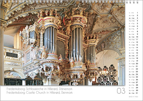 Es ist das März-Blatt in einem Orgelkalender. Die Orgel ist in Goldtönen. Im rechten Achtel ist das Kalendarium, im unteren Achtel ist der Monat sichtbar und es gibt eine zweisprachige Beschreibung vom Standort der Orgel.