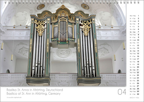 Es ist das April-Blatt in einem Orgelkalender. Die Orgel ist in Goldtönen. Im rechten Achtel ist das Kalendarium, im unteren Achtel ist der Monat sichtbar und es gibt eine zweisprachige Beschreibung vom Standort der Orgel.
