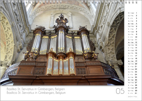 Es ist das Mai-Blatt in einem Orgelkalender. Die Orgel ist in Beige-Tönen. Im rechten Achtel ist das Kalendarium, im unteren Achtel ist der Monat sichtbar und es gibt eine zweisprachige Beschreibung vom Standort der Orgel.