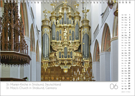 Es ist das Juni-Blatt in einem Orgelkalender. Die Orgel ist in Gold- und Blau-Tönen. Im rechten Achtel ist das Kalendarium, im unteren Achtel ist der Monat sichtbar und es gibt eine zweisprachige Beschreibung vom Standort der Orgel.
