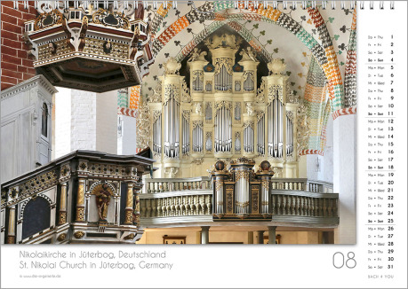 Es ist das August-Blatt in einem Orgelkalender. Die Orgel ist komplett golden. Im rechten Achtel ist das Kalendarium, im unteren Achtel ist der Monat sichtbar und es gibt eine zweisprachige Beschreibung vom Standort der Orgel.