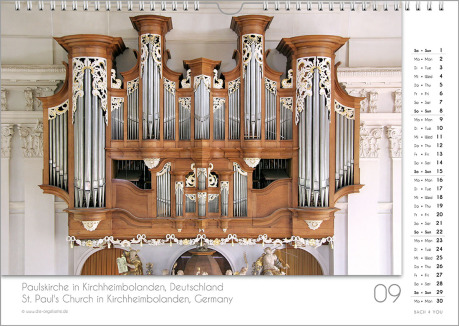 Es ist das September-Blatt in einem Orgelkalender. Die Orgel ist in Braun- und Silber-Tönen. Im rechten Achtel ist das Kalendarium, im unteren Achtel ist der Monat sichtbar und es gibt eine zweisprachige Beschreibung vom Standort der Orgel.