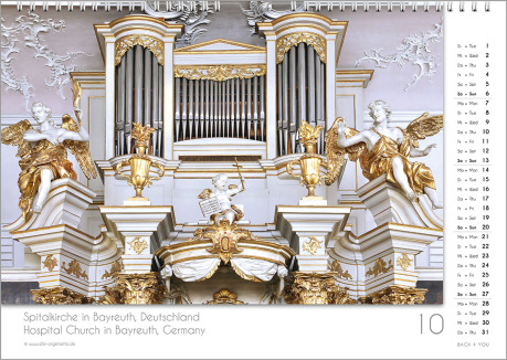 Es ist das Oktober-Blatt in einem Orgelkalender. Die Orgel ist in Braun- und Silber-Tönen. Im rechten Achtel ist das Kalendarium, im unteren Achtel ist der Monat sichtbar und es gibt eine zweisprachige Beschreibung vom Standort der Orgel.