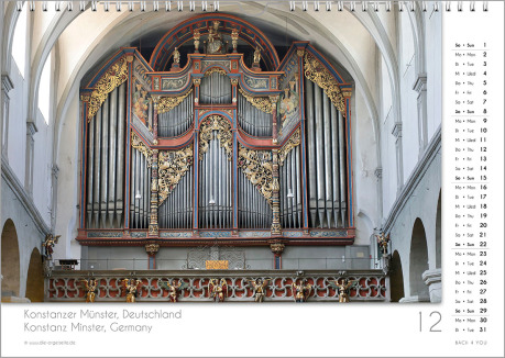 Es ist das Dezember-Blatt in einem Orgelkalender. Die Orgel ist in Rot- und Silber-Tönen. Im rechten Achtel ist das Kalendarium, im unteren Achtel ist der Monat sichtbar und es gibt eine zweisprachige Beschreibung vom Standort der Orgel.