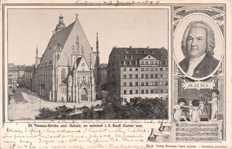 Auf einer historischen Postkarte ist links die Thomaskirche von der Vorderseite, so wie sie Bach-Fans nicht kennen, da die Rückseite bekannter ist. In der Bildmitte ist die historische Thomasschule. Rechts ist das Porträt von J.S. Bach in einem Oval.