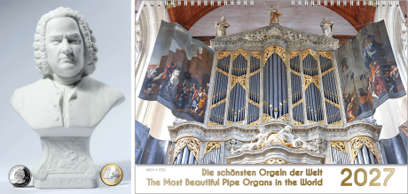 Ein breitformatiges Bild ist senkrecht geteilt. Links ist ein Viertel der Fläche, rechts sind drei Viertel. Links sieht man eine Bach-Gipsbüste und zwei Münzen für einen Größenvergleich. Rechts ist ein Orgelkalender. Oben ist eine goldene Orgel, unten ein