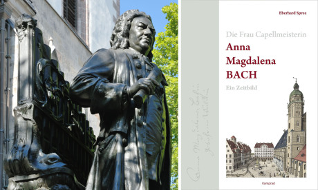 Links ist es das Neue Bach-Denkmal in Leipzig vor der Thomaskirche: Man sieht Bach bis zum Knie und links die Orgel. Auf der rechten Seite ist das Buch „Anna Magdalena Bach“ abgebildet, auf dem unten ein Bild des Thomashofes sichtbar ist.