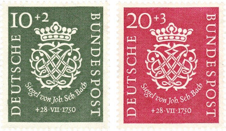 Zwei rechteckige, hochformatige deutsche Briefmarken nebeneinander sind dunkelrot und dunkelgrün.  Beide bilden Bachs Zeichen mit den sieben Zacken in der Krone ab. Nennwerte und Emittent sind genannt sowie das Todesdatum von Bach.