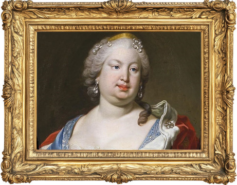 In einem üppigen Barockrahmen sieht man eine Frau in mittlerem Alter. Sie schaut am Betrachter vorbei.