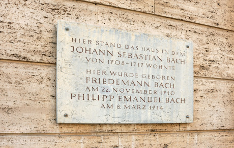 Vor einer Mauer ist eine Gedenktafel. Sie erinnert an Johann Sebastian, Wilhelm Friedemann und Carl Philipp Emanuel Bach. Maria Barbara ist nicht erwähnt.