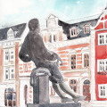 Bach in Arnstadt:. Man sieht das BAch-Denkmal von der Rückseite vor einer historischen Häuserfront.